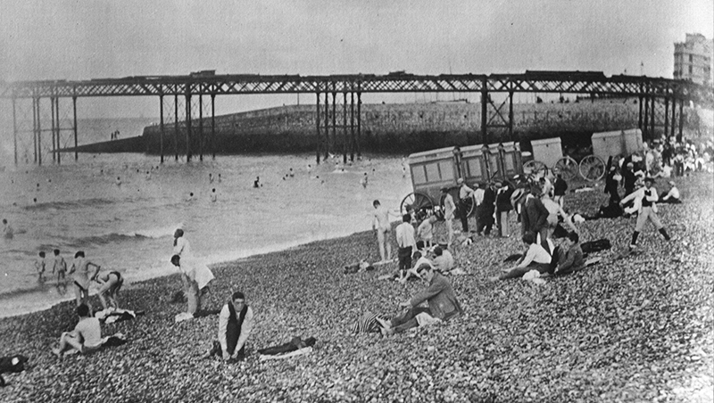 Old photo of Brighton beach in 1895